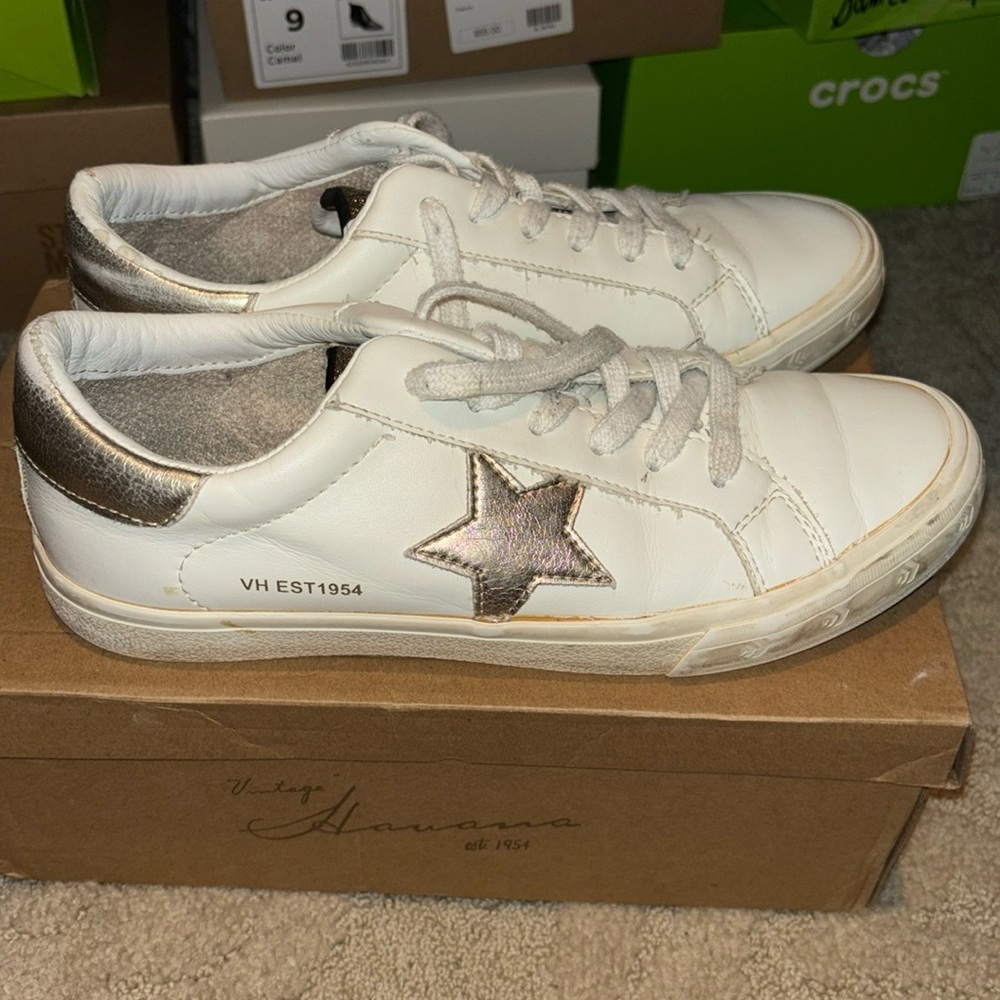 GUC Vintage Havana Mighty White Gold Pop Sneaker - Size 9